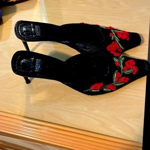 Beautiful sandals made with pony hair and red embroidered on the top